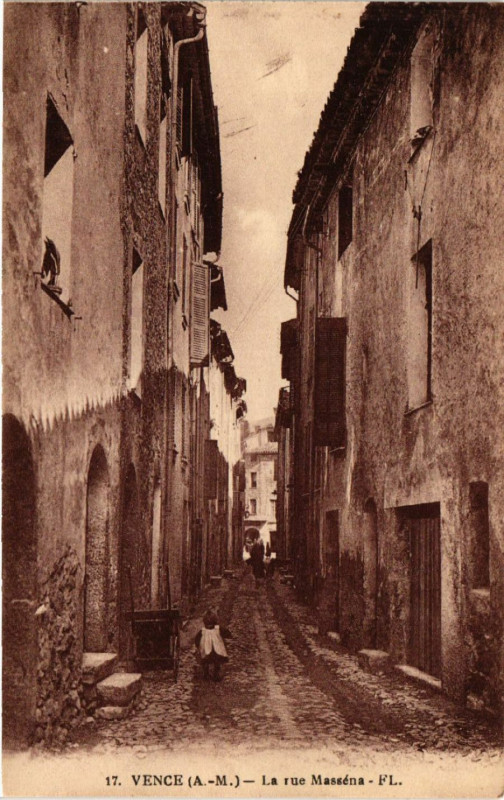 Carte postale ancienne Vence - La rue Masséna à Vence