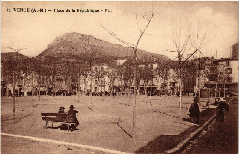 Carte postale ancienne Vence - Place de la République à Vence