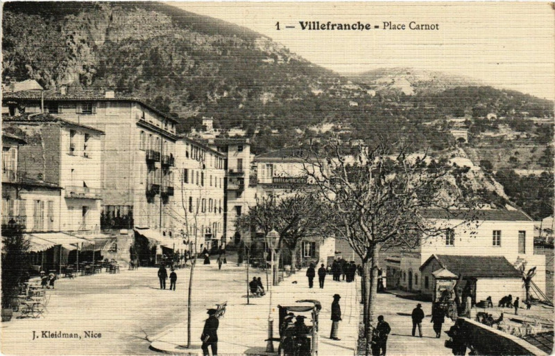 Carte postale ancienne Villefranche Place Carnot