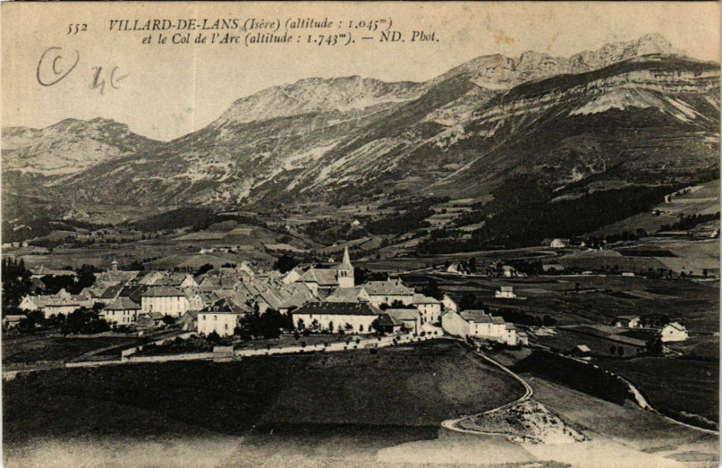 Carte postale ancienne Villard-de-Lans - Villard-de-Lans et le Col de l'Arc à Villard-de-Lans