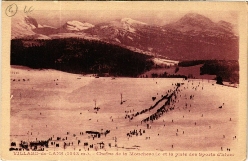 Carte postale ancienne Villard-de-Lans - Chaine de la Moucherolle et la piste des Sports à Villard-de-Lans