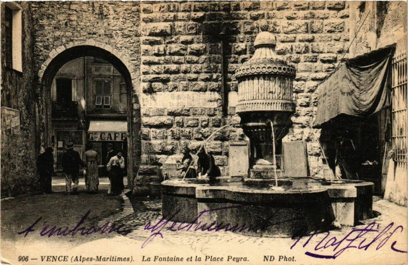 Carte postale ancienne Vence La Fontaine et la Place Peyra à Vence