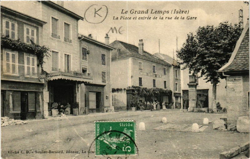 Carte postale ancienne Le Grand-Lemps - La Place et entrée de la rue de la Gare au Grand-Lemps