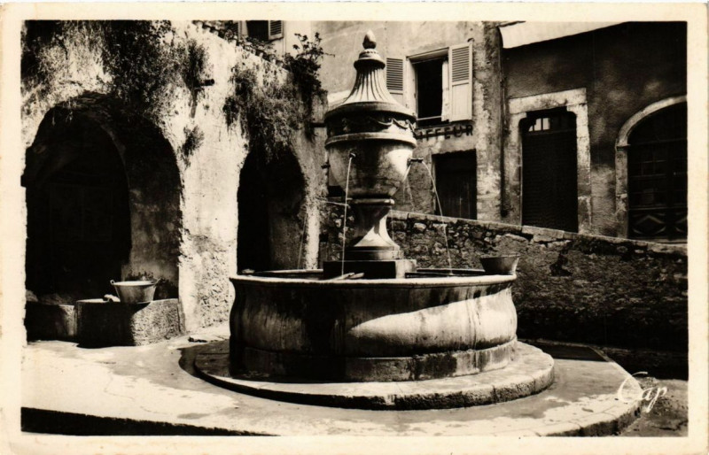Carte postale ancienne Saint-Paul-de-Vence Une vieille Fontaine 1840 à Saint-Paul-de-Vence