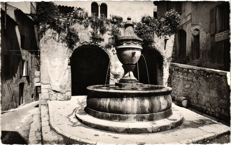 Carte postale ancienne Saint-Paul-de-Vence La Fontaine à Saint-Paul-de-Vence