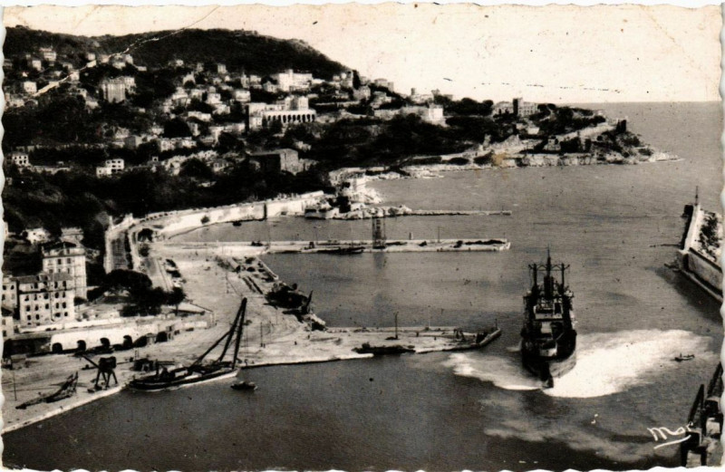Carte postale ancienne Nice L'Entrée du Port et le Mont Boron à Nice
