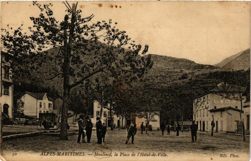 Carte postale ancienne Moulinet La Place de l'Hotel de Ville à Moulinet