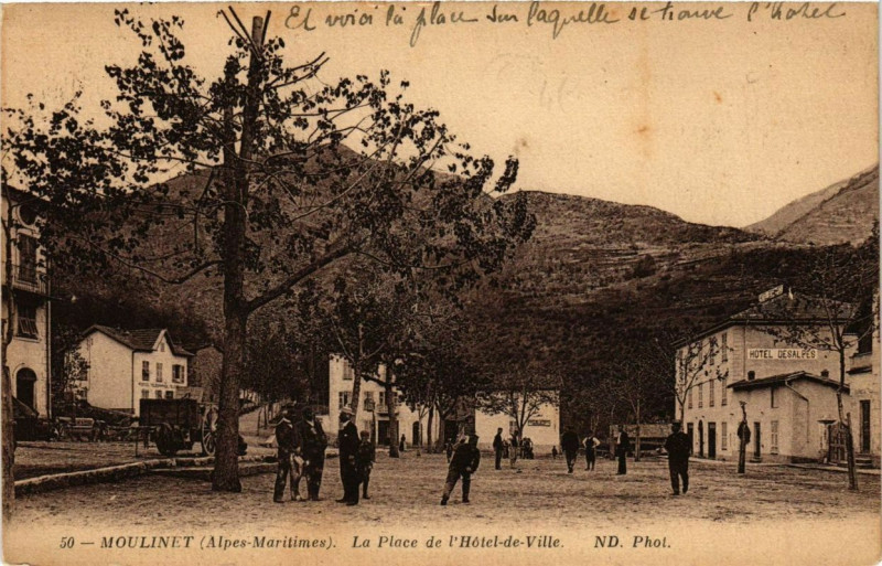 Carte postale ancienne Moulinet La Place de l'Hotel de Ville à Moulinet