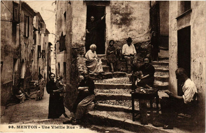 Carte postale ancienne Menton Une vieille rue à Menton