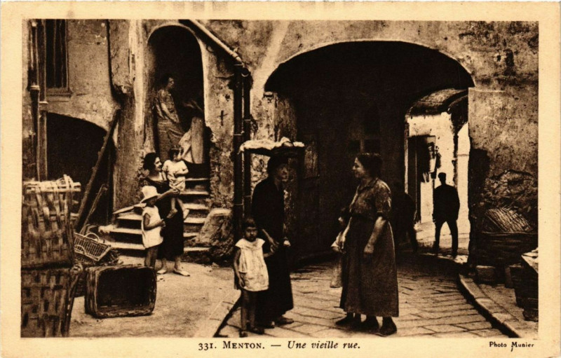 Carte postale ancienne Menton Une vieille rue à Menton