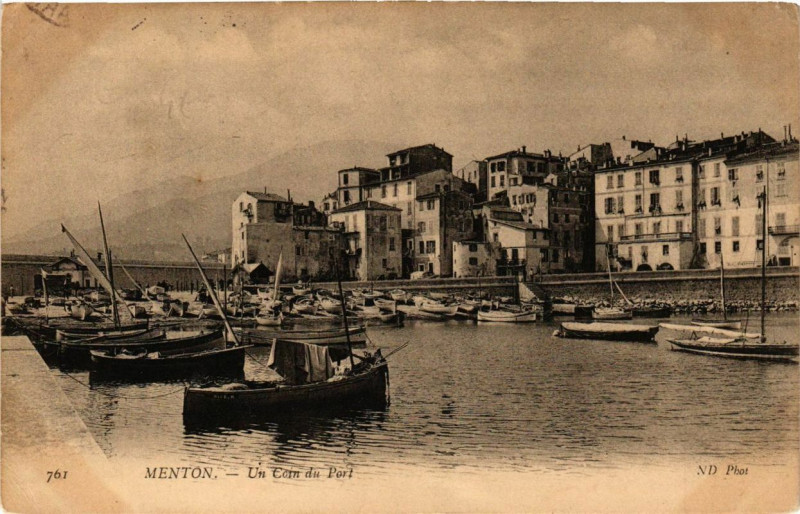 Carte postale ancienne Menton Un Coin du Port à Menton