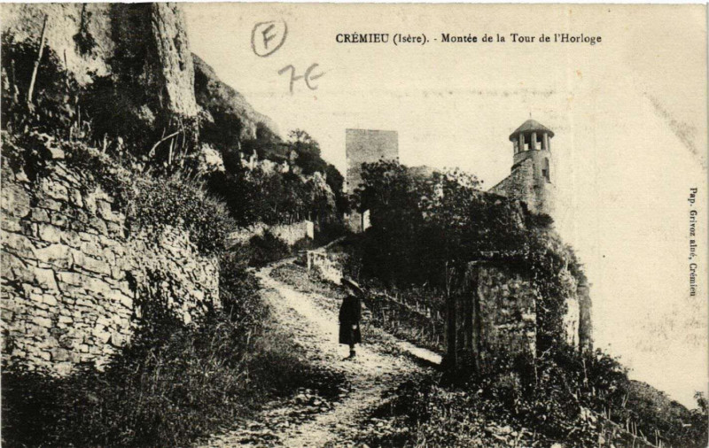 Carte postale ancienne Cremieu - Cremieu - Montée de la Tour de l'Horloge à Crémieu