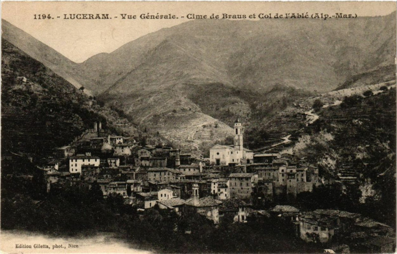Carte postale ancienne Luceram vue générale - Cime de Braus et Col de l'Able à Lucéram