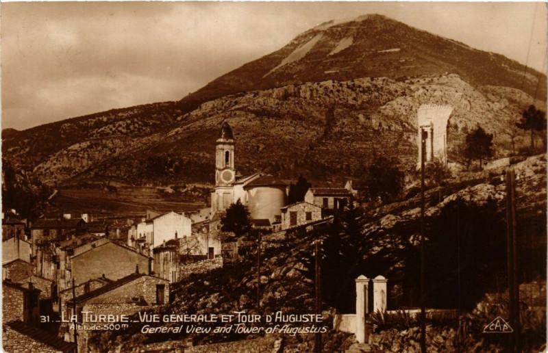 Carte postale ancienne La Turbie Vue générale et Tour d'Auguste à La Turbie
