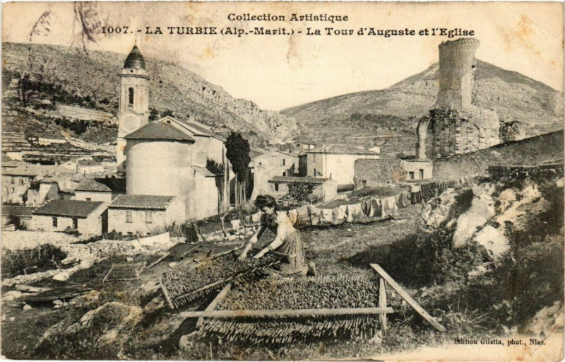 Carte postale ancienne La Turbie La Tour d'Auguste et l'eglise à La Tour