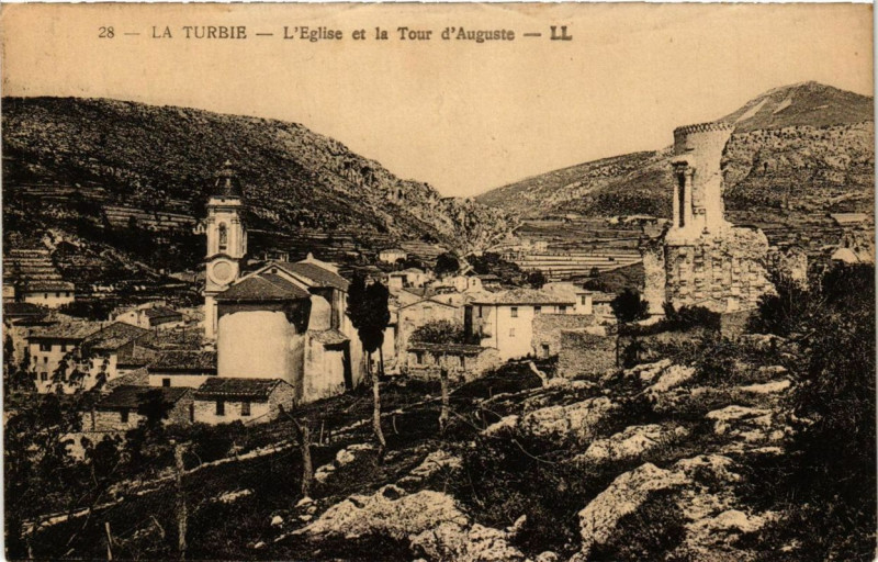 Carte postale ancienne La Turbie L'Eglise et la Tour d'Auguste à La Tour
