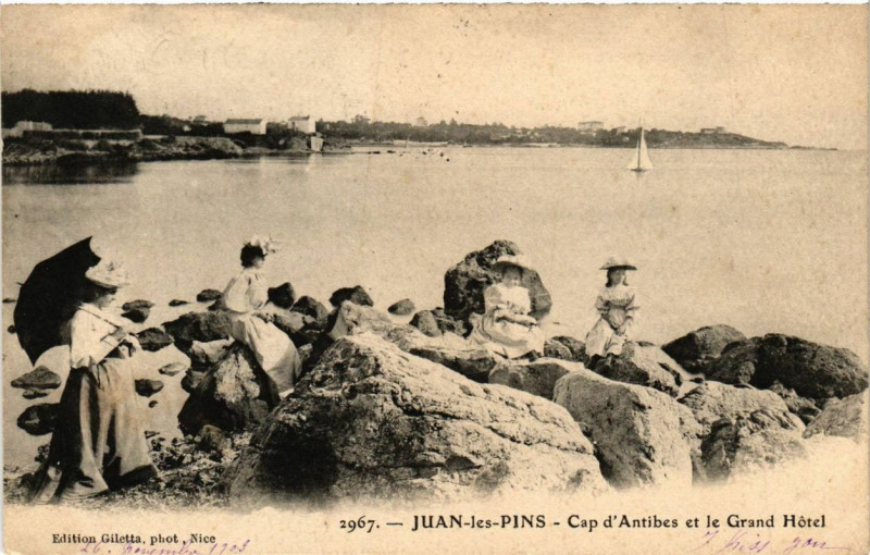 Carte postale ancienne Juan-les-Pins Cap d'Antibes et le Grand Hotel à Antibes