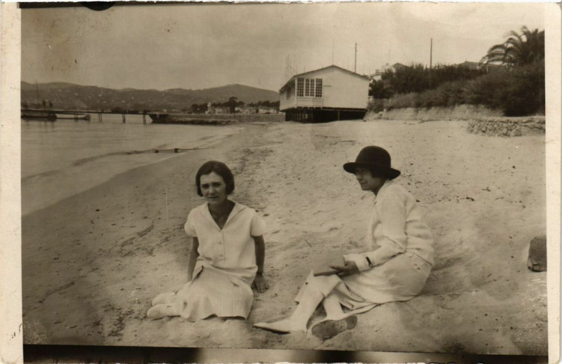 Carte postale ancienne Carte photo Juan-les-Pins Au fond Villa el-Djezair