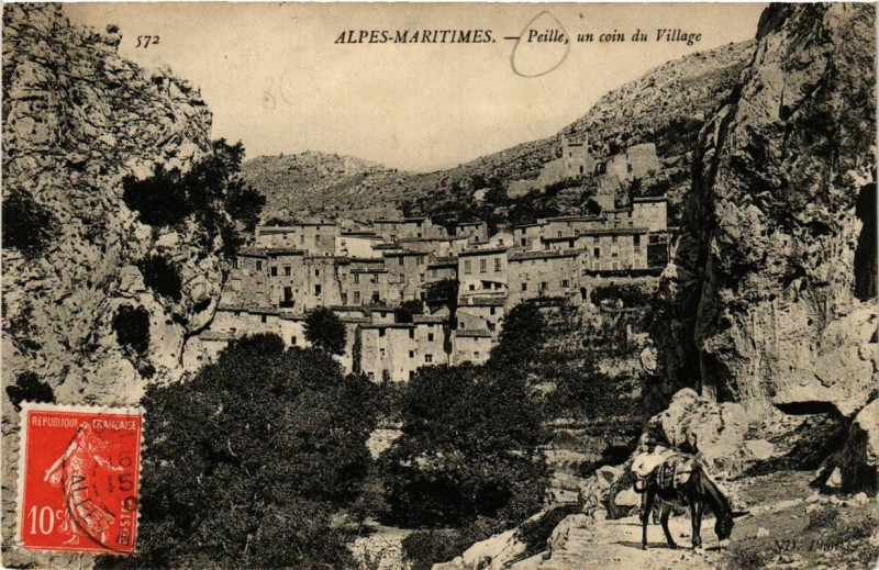 Carte postale ancienne Alpes Maritimes Peille un coin du Village à Peille