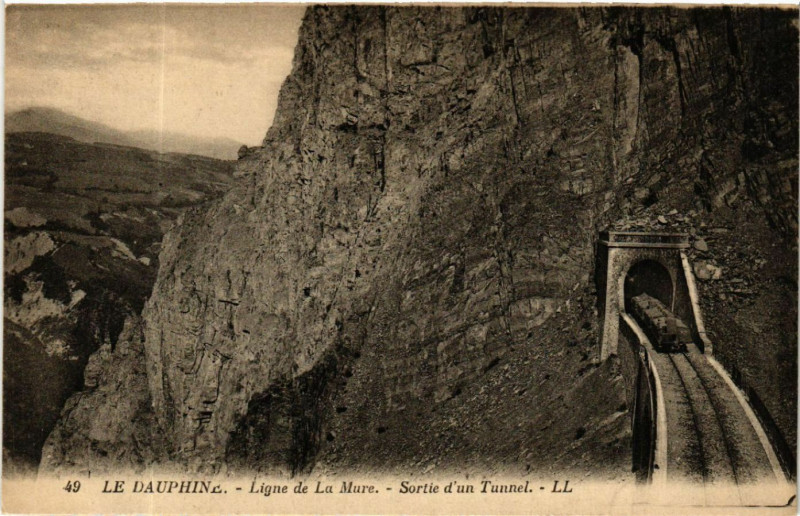 Carte postale ancienne Le Dauphiné - Ligne de La Mure - Sortie d'un Tunnel à La Mure