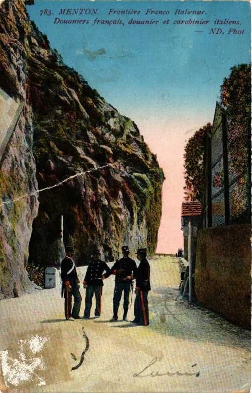 Carte postale ancienne Menton Douaniers francais, douanier et carabinier italiens à Menton