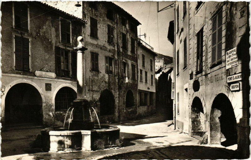 Carte postale ancienne Le Broc Place de la Fontaine au Broc
