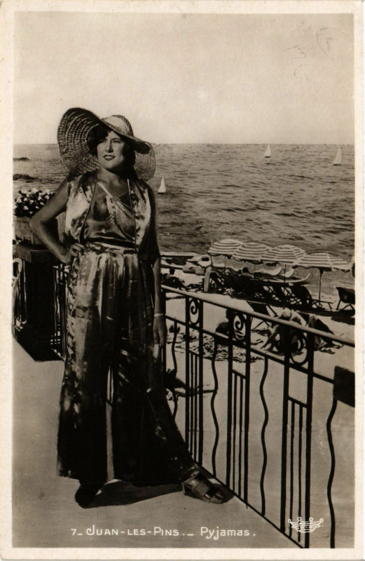 Carte postale ancienne Juan-les-Pins Pyjamas