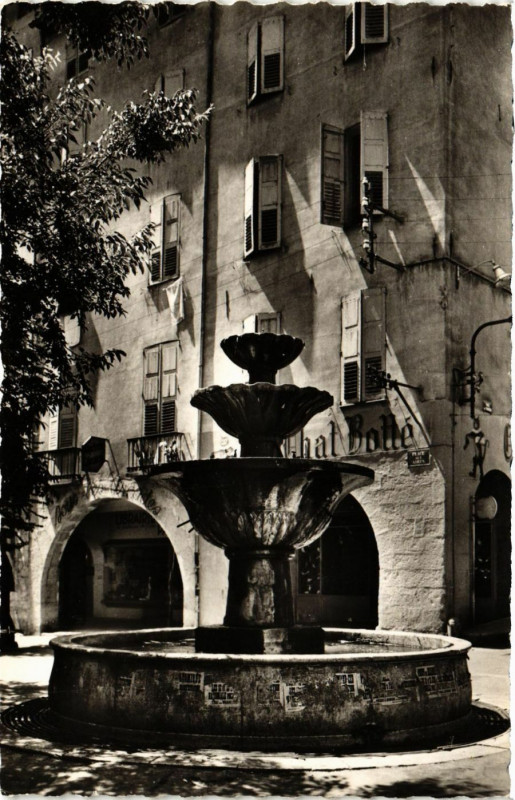Carte postale ancienne Grasse Place aux Aires. Vieille fontaine à Grasse