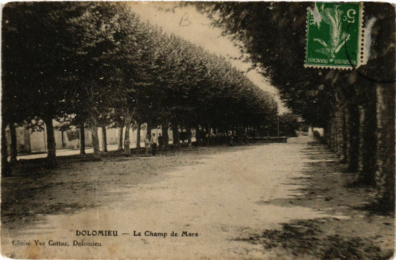 Carte postale ancienne Dolomieu - Le Champ de Mars à Dolomieu