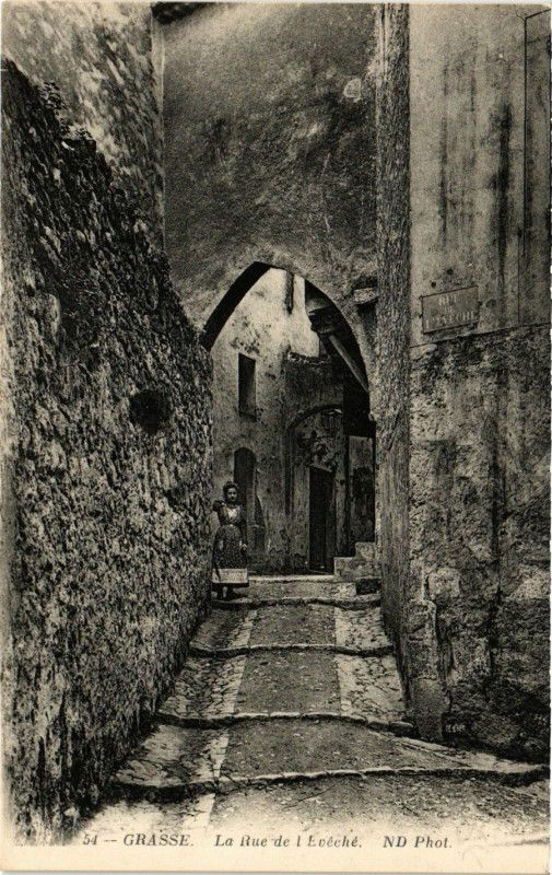 Carte postale ancienne Grasse La Rue de l'Eveche à Grasse