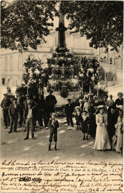 Carte postale ancienne Grasse La Fontaine du Cours, le jour de la Fete-Dieu à Grasse