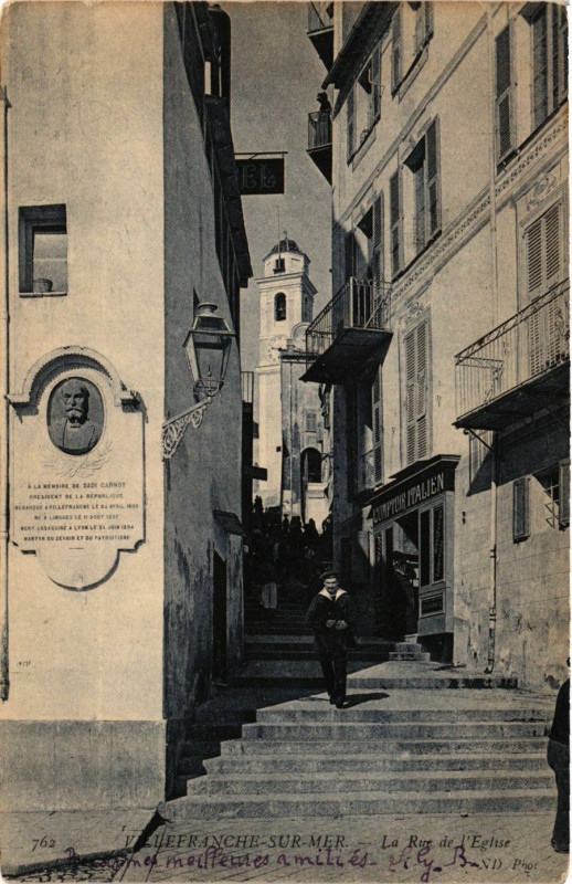 Carte postale ancienne Villefranche-sur-Mer La Rue de l'Eglise à Villefranche-sur-Mer