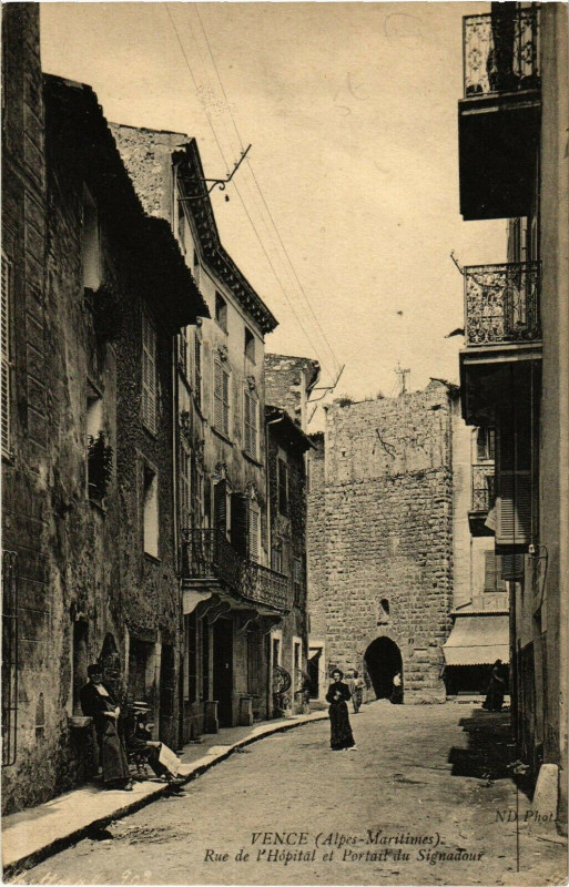 Carte postale ancienne Vence Rue de l'Hopital et Portail du Signadour à Vence