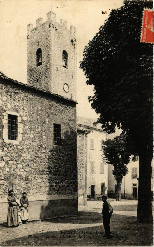 Carte postale ancienne Vence Place Godeau. Clocher de l'Eglise à Vence
