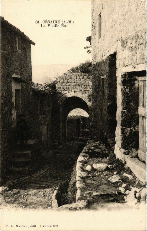 Carte postale ancienne St. Cesaire La Vielle rue