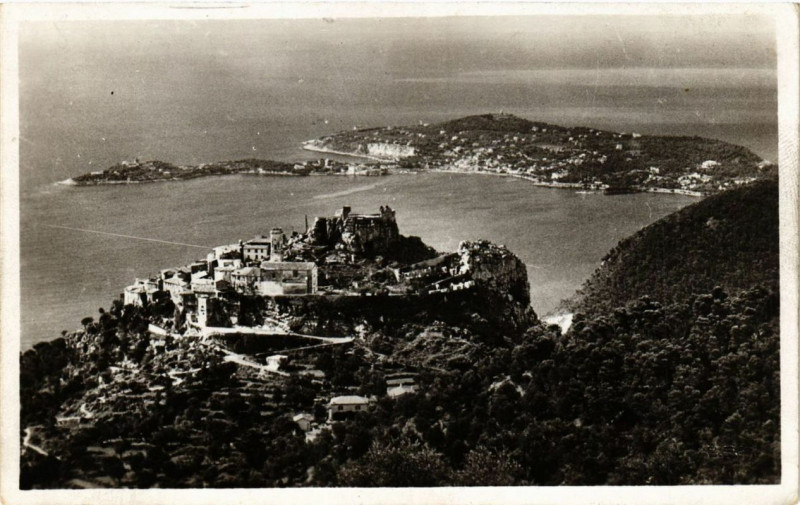 Carte postale ancienne Eze Vue sur le Village et le Cap Ferrat à Èze