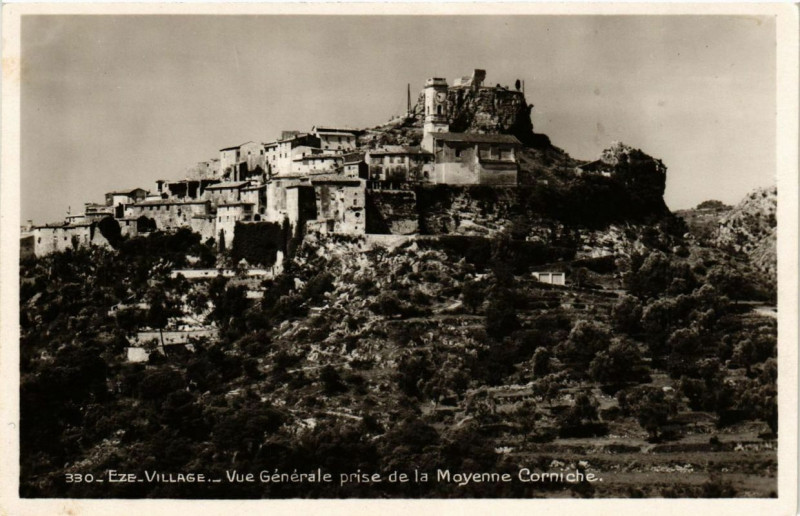 Carte postale ancienne Eze Village. Vue générale prise de la Moyenne Corniche à Èze