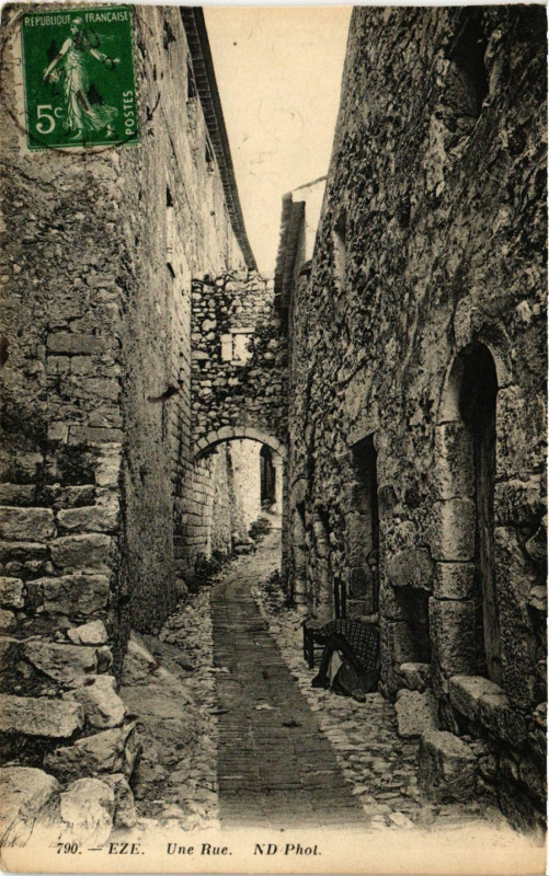 Carte postale ancienne Eze Une Rue à Èze