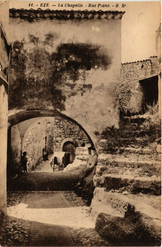 Carte postale ancienne Eze La Chapelle - Rue Plane à Èze