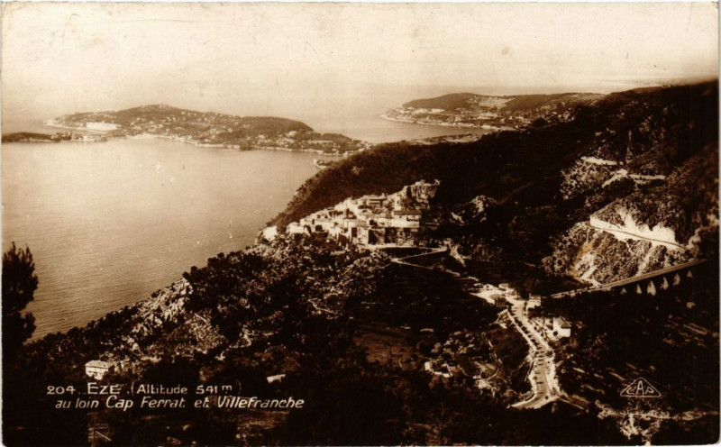 Carte postale ancienne Eze au loin Cap Ferret et Villefranche à Èze