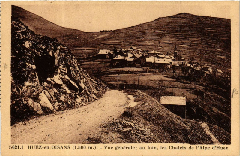 Carte postale ancienne Huez-en-Oisans (1500 m) - Vue générale au loin les Chalets de.. à Huez
