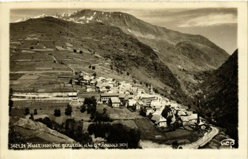 Carte postale ancienne Huez (1500) Vue générale et les Gd Rousses (3476) à Huez