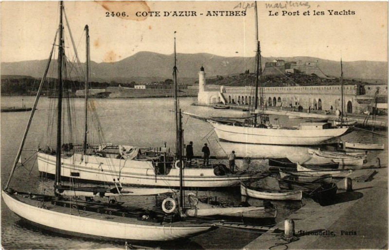 Carte postale ancienne Cote d'Azur Antibes Le Port et les Yachts à Antibes