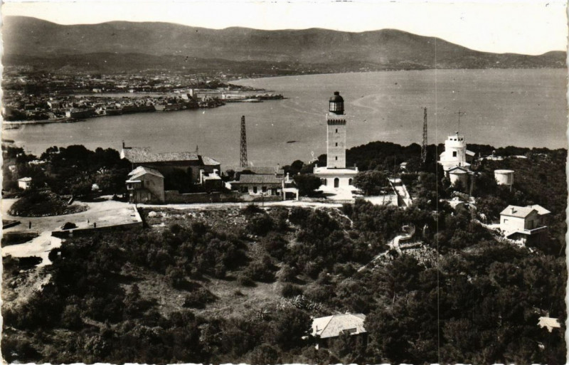 Carte postale ancienne Cap d'Antibes Vue aerienne du Phare et de la Chapelle à Antibes
