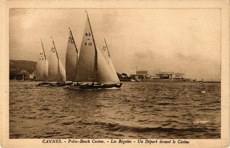 Carte postale ancienne Cannes Palm-Beach Casino Les Regates Un depart devant le Casino à Cannes