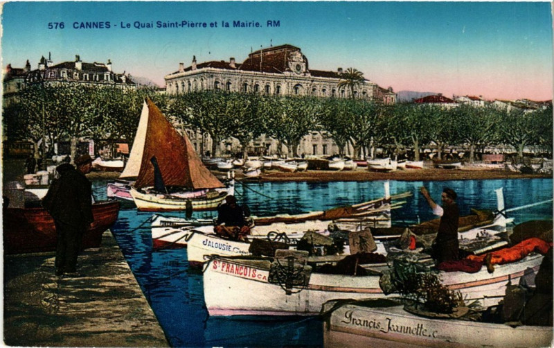 Carte postale ancienne Cannes Le Quai Saint-Pierre et la Mairie à Cannes