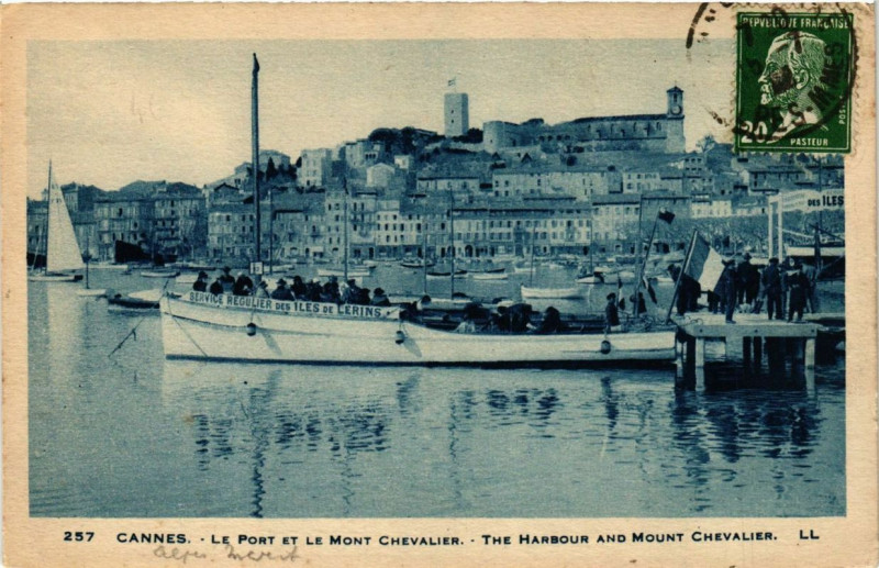 Carte postale ancienne Cannes Le Port et le Mont Chevalier à Cannes