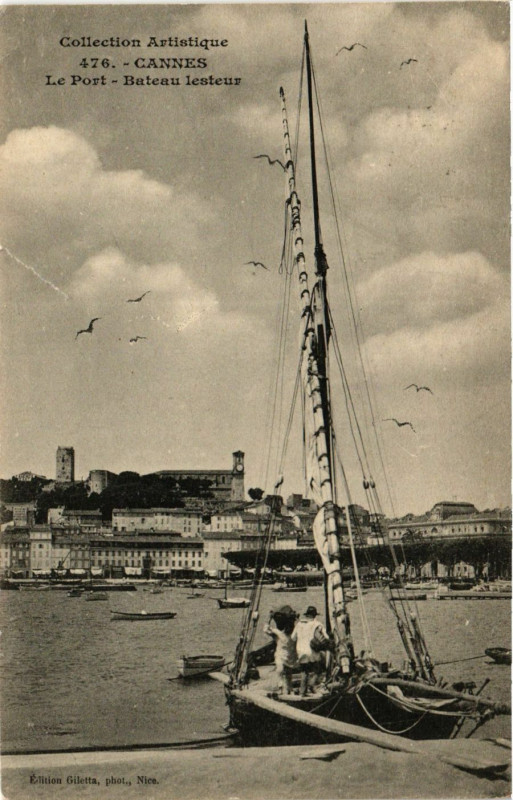 Carte postale ancienne Cannes Le Port - Bateau lesteur à Cannes