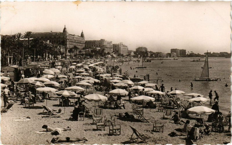 Carte postale ancienne Cannes La Plage de la Croisette à Cannes