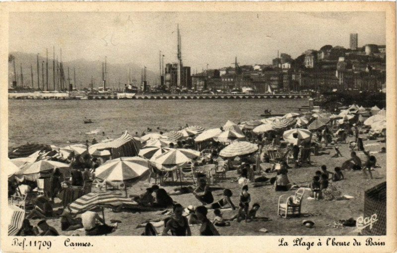 Carte postale ancienne Cannes La Plage a l'heure du Bain à Cannes